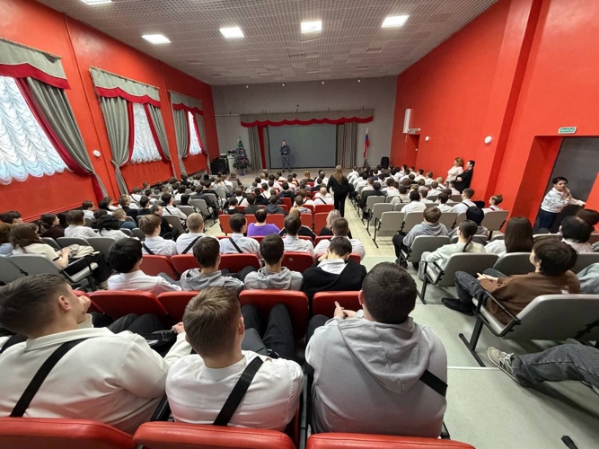 В Златоусте росгвардейцы провели профориентационную встречу со студентами техникума