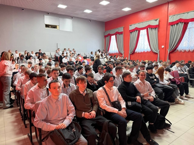 В Златоусте росгвардейцы провели профориентационную встречу со студентами техникума