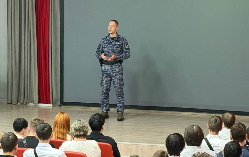 В Златоусте росгвардейцы провели профориентационную встречу со студентами техникума