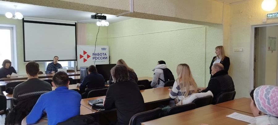 В Златоусте росгвардейцы приняли участие в ярмарке вакансий