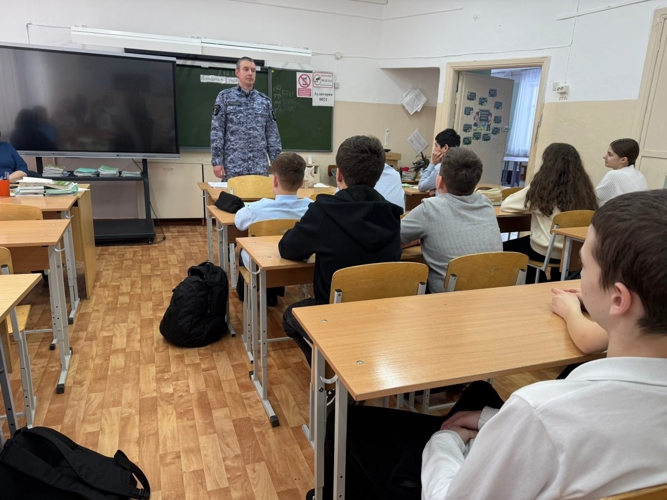 В Кусе росгвардейцы провели урок мужества для школьников