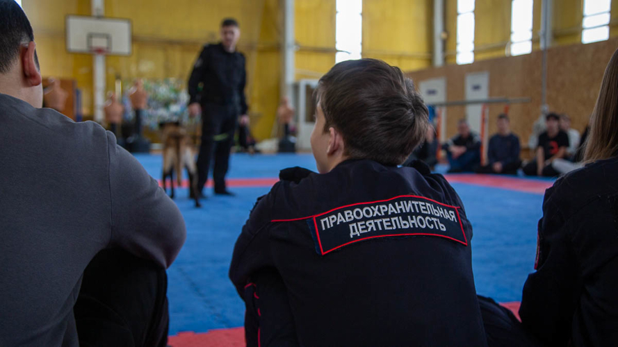 В Челябинске росгвардеец-кинолог провел показательное занятие для будущих правоохранителей