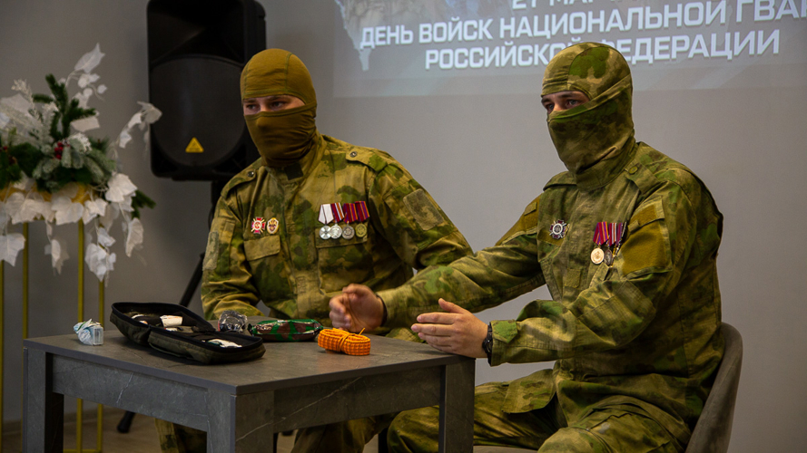 Военнослужащие Росгвардии провели урок мужества для студентов в Копейске