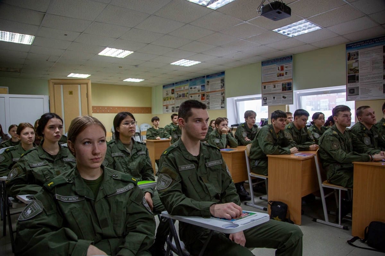Росгвардейцы встретились со студентами колледжа предпринимательства и отраслевых технологий в Челябинске