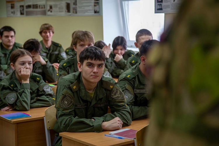 Росгвардейцы встретились со студентами колледжа предпринимательства и отраслевых технологий в Челябинске