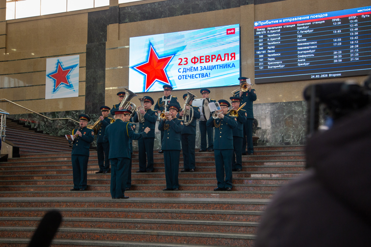 Военный оркестр Росгвардии устроил патриотический флешмоб на железнодорожном вокзале Челябинска