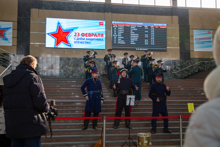 Военный оркестр Росгвардии устроил патриотический флешмоб на железнодорожном вокзале Челябинска