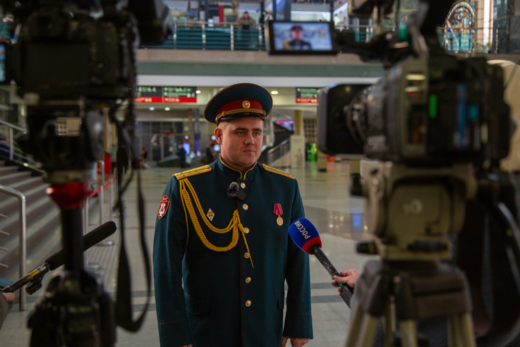 Военный оркестр Росгвардии устроил патриотический флешмоб на железнодорожном вокзале Челябинска