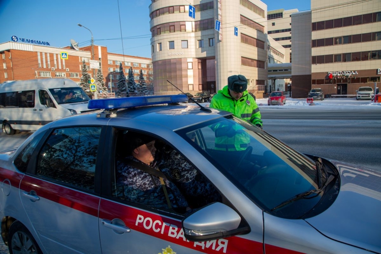 В Челябинске инспектор ВАИ Росгвардии рассказал об ответственности военных водителей на дороге