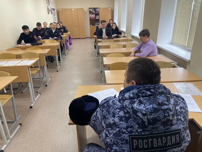 В Магнитогорске росгвардейцы провели урок мужества для будущих правоохранителей