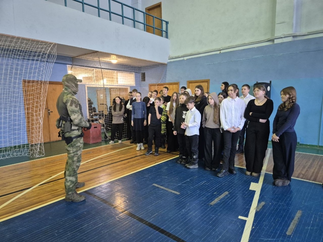 Бойцы СОБР «Аркаим» провели урок мужества для челябинских школьников