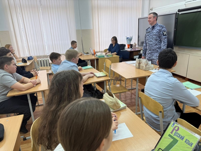 В Кусе росгвардейцы провели урок мужества для школьников