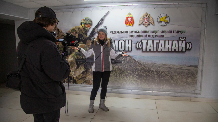 Ведущая программы «Стажер» примерила на себя роль сотрудника ОМОН «Таганай» Росгвардии