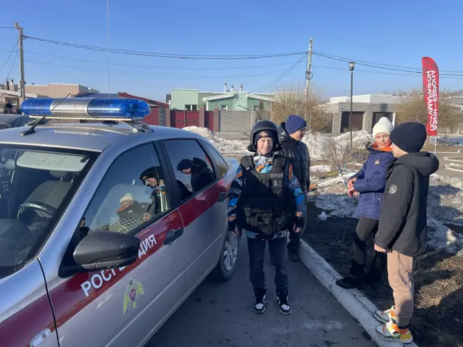 В Магнитогорске росгвардейцы провели профориентационную встречу с воспитанниками школы-интерната «Семья»