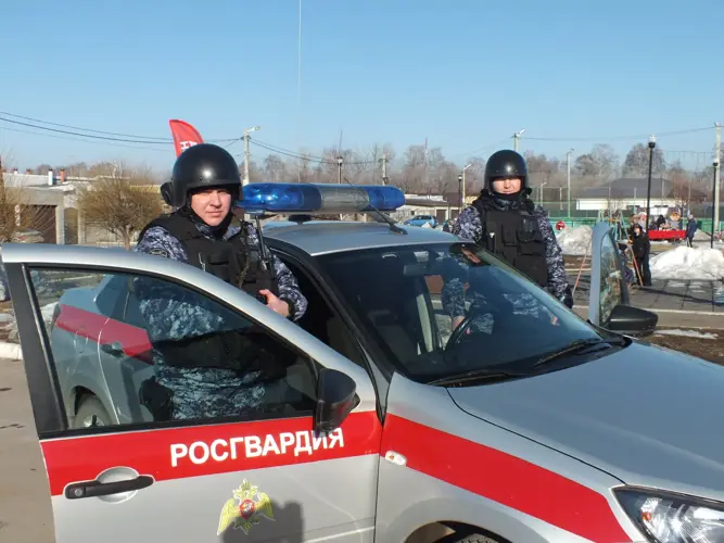 В Магнитогорске росгвардейцы провели профориентационную встречу с воспитанниками школы-интерната «Семья»
