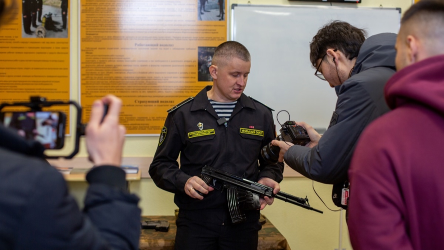 Журналисты телеканала «Известия» познакомились с морским отрядом Росгвардии на Южном Урале
