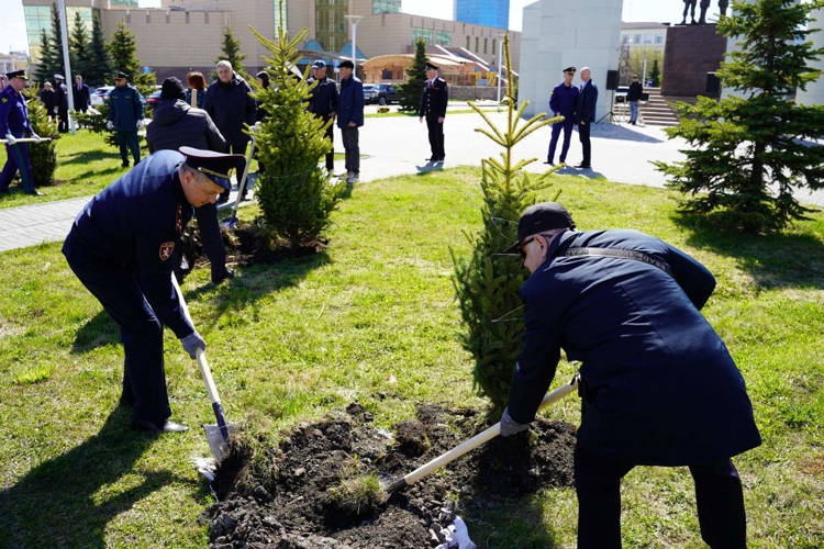 В Челябинске росгвардейцы приняли участие в высадке елей в память о героях Великой Отечественной войны