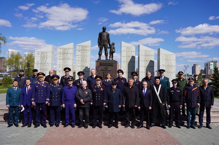 В Челябинске росгвардейцы приняли участие в высадке елей в память о героях Великой Отечественной войны