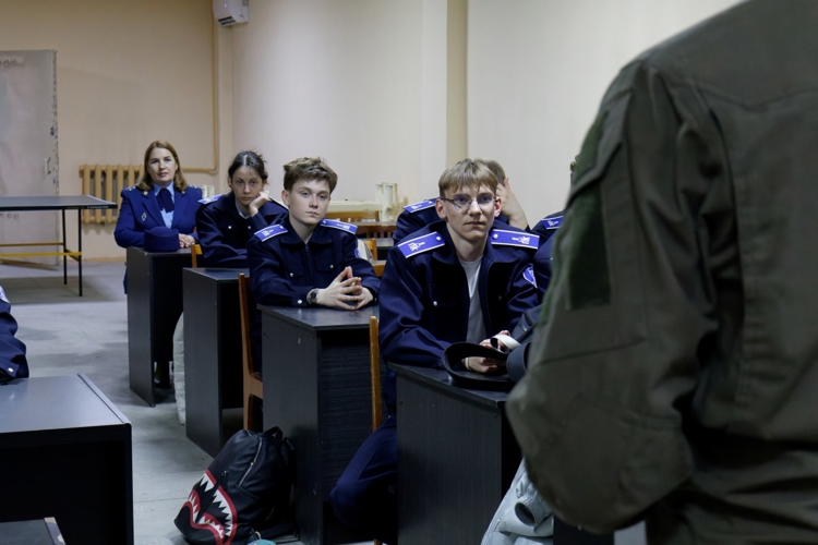 Сотрудники СОБР «Аркаим» провели урок мужества для учащихся подшефного лицея