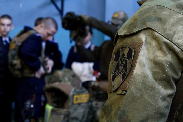 Сотрудники СОБР «Аркаим» провели урок мужества для учащихся подшефного лицея