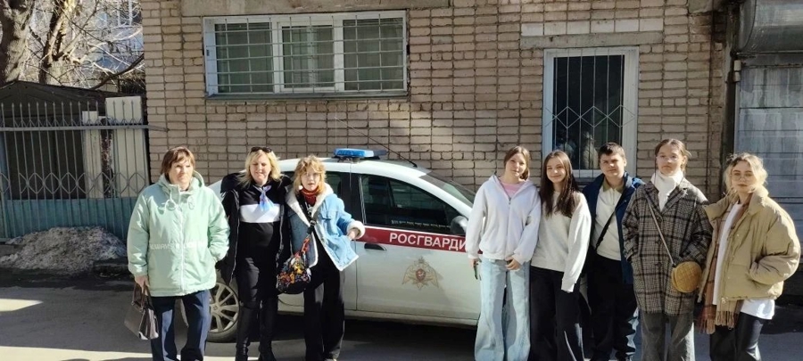 В Челябинске росгвардейцы провели день открытых дверей для гимназистов