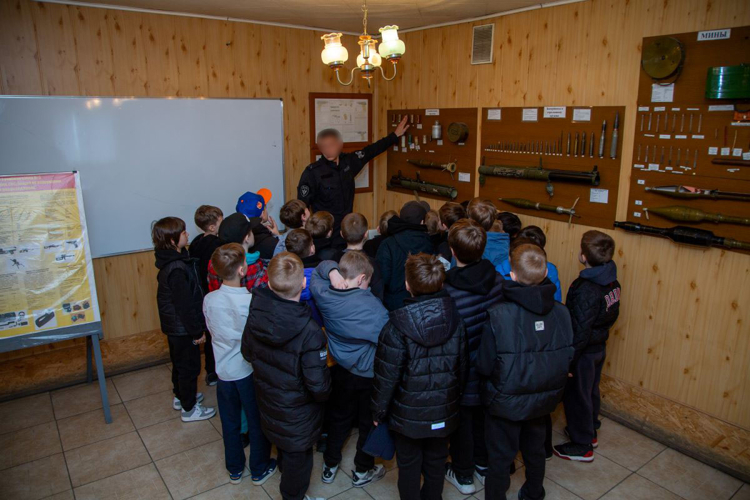 Бойцы ОМОН «Атом» провели экскурсию для воспитанников хоккейной школы «Трактор»