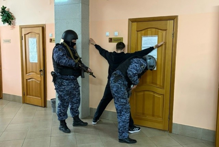 Росгвардейцы приняли участие во всероссийских антитеррористических учениях в школах Челябинской области