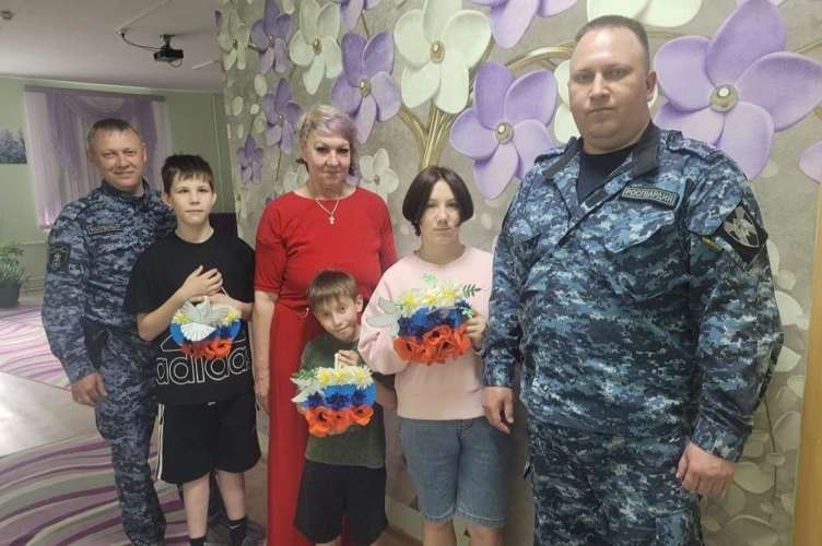 Росгвардейцы на Южном Урале поздравили детей с Международным днём защиты детей