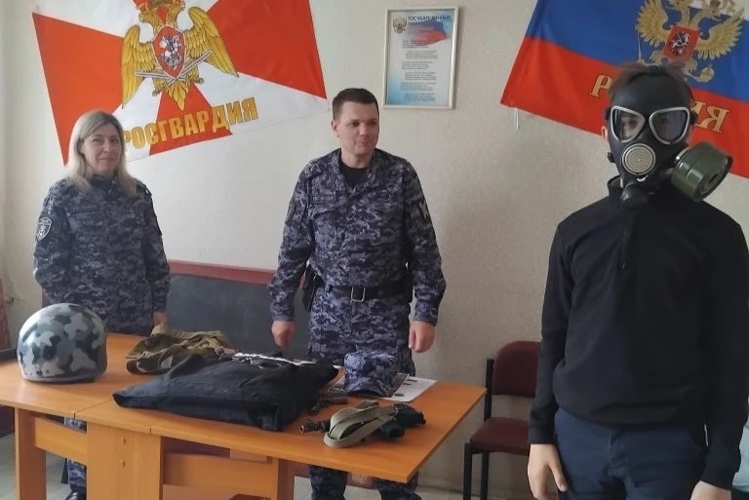 В Симе росгвардейцы провели профориентационную встречу со школьниками