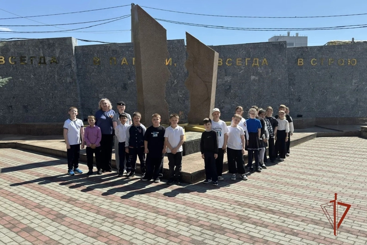 Бойцы ОМОН «Атом» провели экскурсию для копейских школьников
