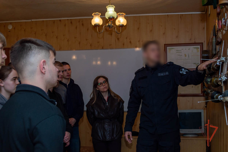 Бойцы ОМОН «Атом» провели экскурсию для студентов ЮУрГУ