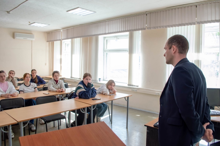 Росгвардейцы провели лекцию для студентов Челябинска