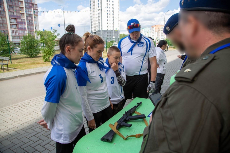 Сотрудники СОБР «Рифей» выступили судьями на «Семейной зарнице» в Челябинске
