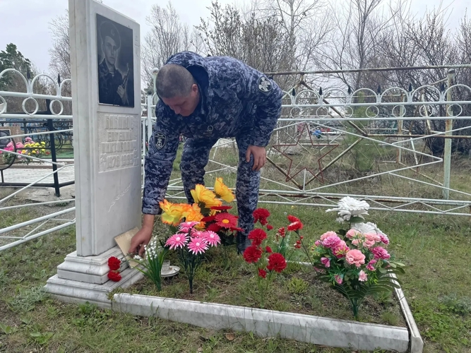 На Южном Урале росгвардейцы приводят в порядок мемориалы к 81-й годовщине Победы