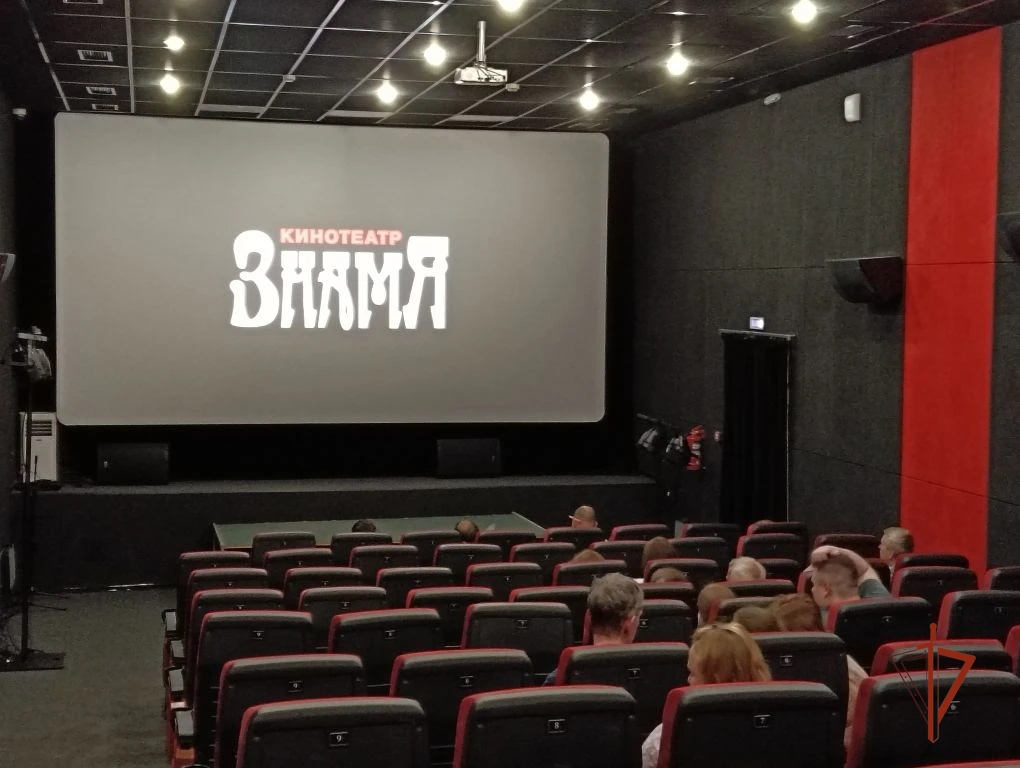 В Челябинске росгвардейцы вместе с семьями посетили благотворительный показ сказки