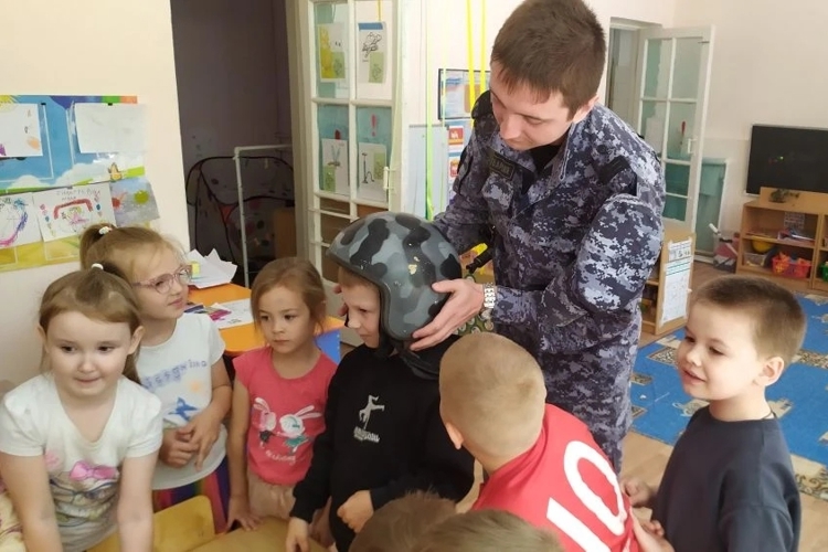 На Южном Урале стартовала акция «Каникулы с Росгвардией»