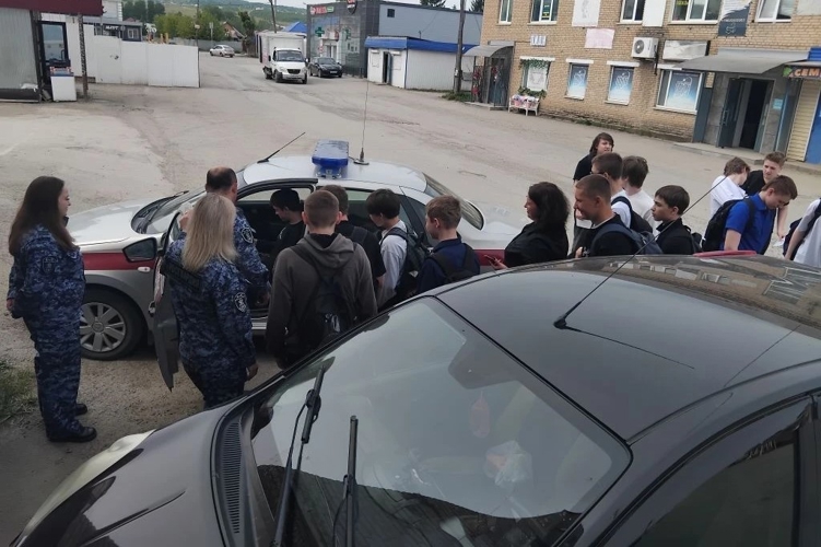В Симе росгвардейцы провели профориентационную встречу со школьниками