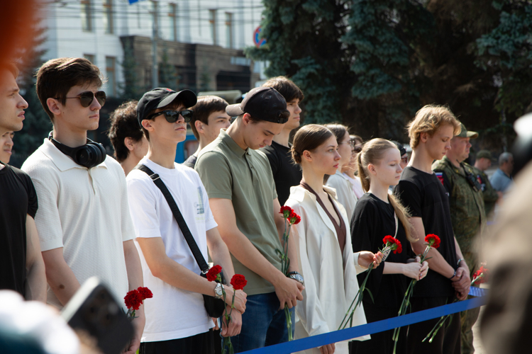 На Южном Урале росгвардейцы возложили цветы к вечному огню в День памяти и скорби