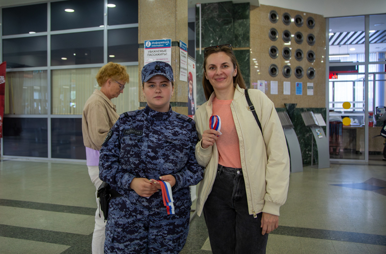 Росгвардейцы на Южном Урале раздали более ста лент триколора в День России