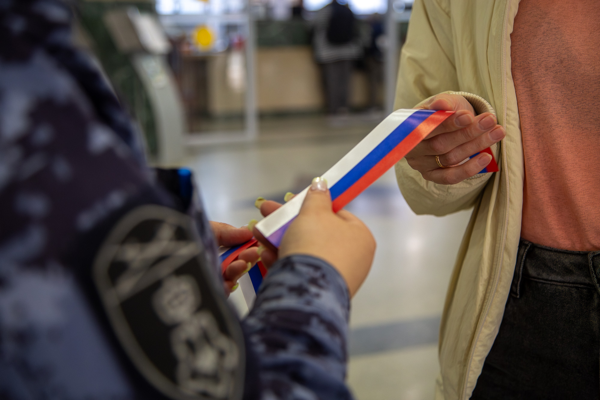 Росгвардейцы на Южном Урале раздали более ста лент триколора в День России