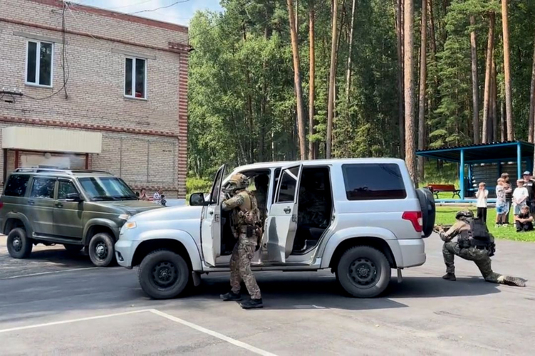 Бойцы ОМОН «Таганай» провели встречу с отдыхающими детского лагеря на Тургояке