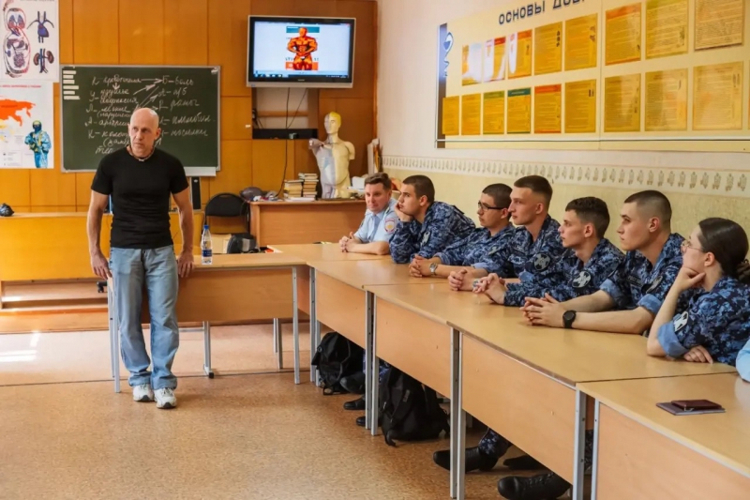 В Челябинске росгвардейцы обсудили с профессиональным спортсменом основы здорового образа жизни