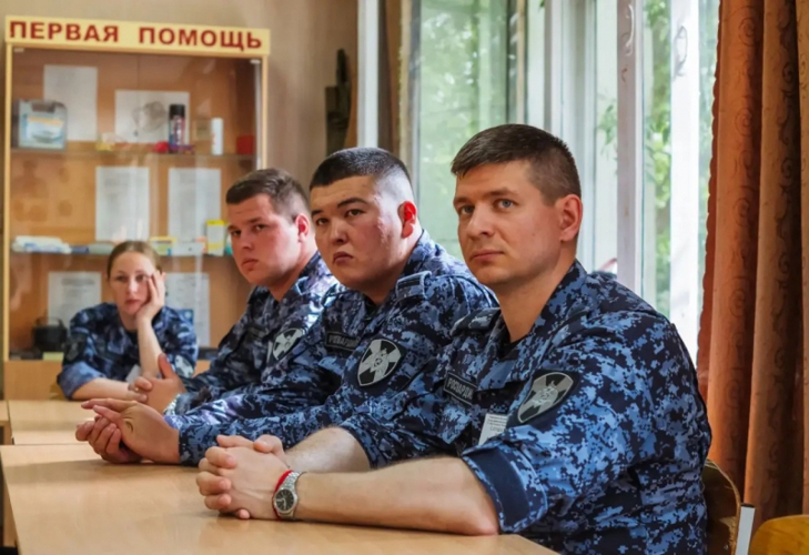 В Челябинске росгвардейцы обсудили с профессиональным спортсменом основы здорового образа жизни