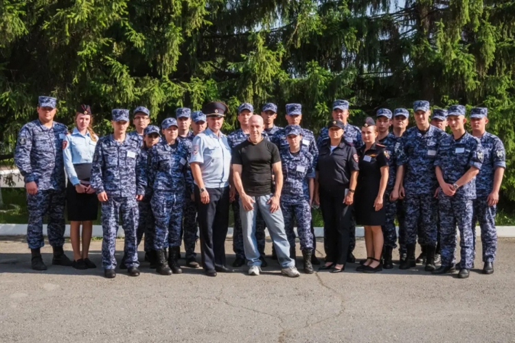 В Челябинске росгвардейцы обсудили с профессиональным спортсменом основы здорового образа жизни
