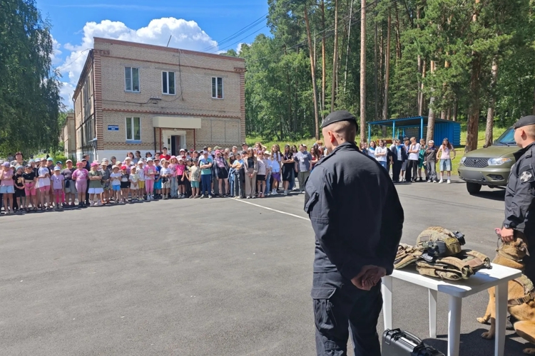 «Каникулы с Росгвардией»: бойцы ОМОН «Таганай» провели урок мужества для детей на озере Тургояк