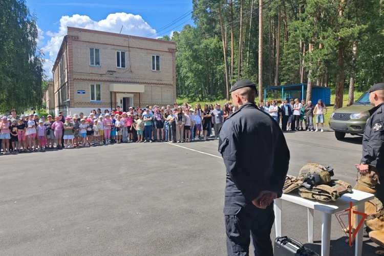 «Каникулы с Росгвардией»: бойцы ОМОН «Таганай» провели урок мужества для детей на озере Тургояк
