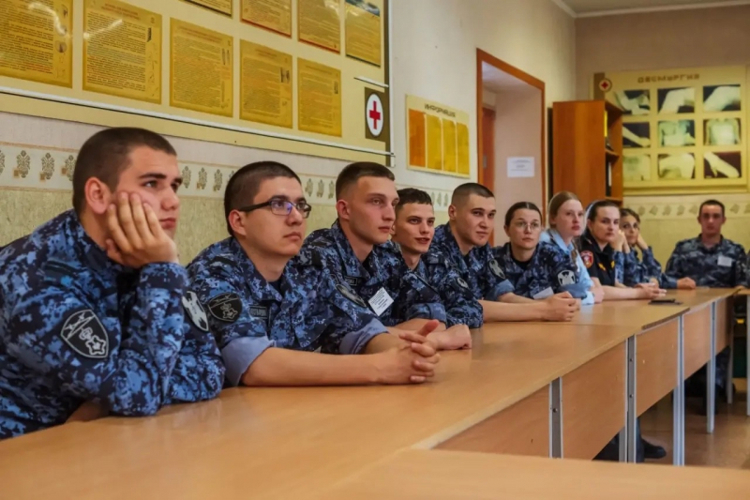 В Челябинске росгвардейцы обсудили с профессиональным спортсменом основы здорового образа жизни
