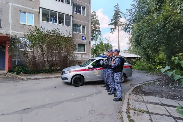 В Снежинске росгвардейцы спасли пенсионерку и эвакуировали жильцов из горящего дома