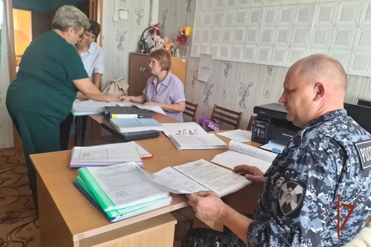 В Челябинской области росгвардейцы продолжают проверять готовность школ к новому учебному году