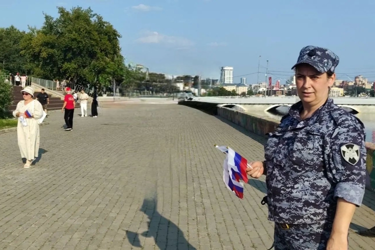 Под знаменем единства: на Южном Урале росгвардейцы присоединились к празднованию Дня флага России